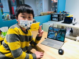 作品完成後與作品的合照