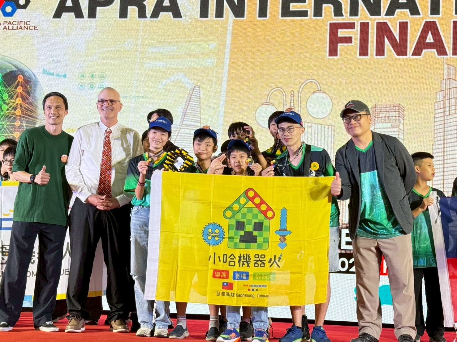 遙控足球Junior組：高雄-小哈機器人組成的隊伍，獲得第四名與佳作獎項